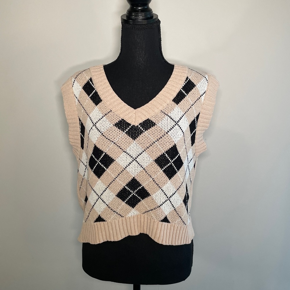 Sweater vest from the brand Say What in a size XL.